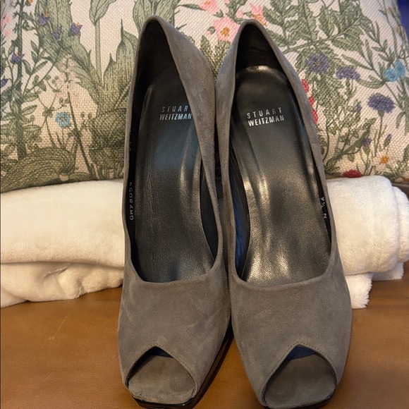 Stuart Weitzman Suede Gray Peep-Toe Heels 9.5 Narrow - Picture 1 of 4